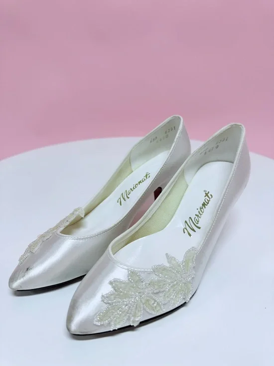 Elegant Vintage Ivory Satin Pointed Toe Pumps with Beaded Detail - Picture 5 of 9